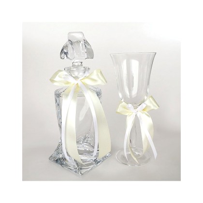Καράφα και ποτήρι γάμου κρυστάλλινα με λευκή ιβουάρ κορδέλα