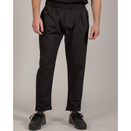 NÉ EN AOÛT The traveler cuffs pants with tucks in black