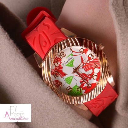 Κόκκινο γυναικείο ρολόι χειρός με ανάγλυφο λουράκι σιλικόνης by 