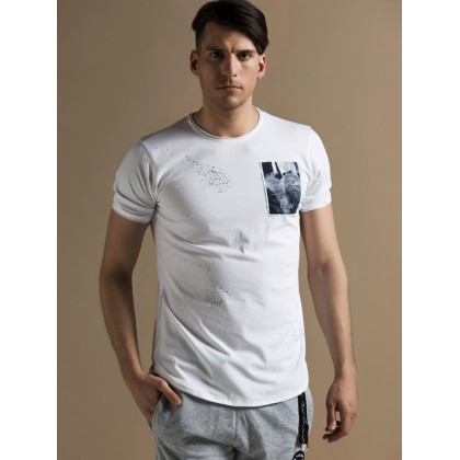 T-shirt λευκό με ασυμμετρία και μπάλωμα